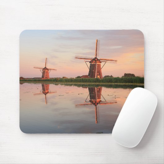 Zwei Windmühlen mit Reflexion am Sonnenuntergang Mousepad (Mit Mouse)