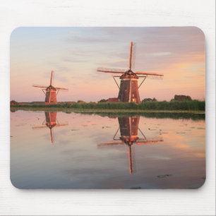Zwei Windmühlen mit Reflexion am Sonnenuntergang Mousepad