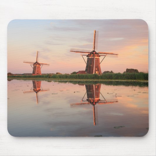 Zwei Windmühlen mit Reflexion am Sonnenuntergang Mousepad (Vorne)