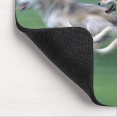 Zwei Wölfe auf der Alm Mousepad (Ecke)