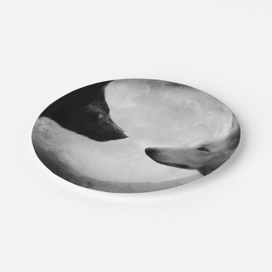 Zwei Wölfe gegenüberstehen Pappteller (Schrägansicht)