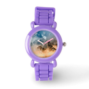 Zwei Wölfe heulen auf Vollmond im Wald Armbanduhr