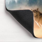 Zwei Wölfe heulen auf Vollmond im Wald Mousepad (Ecke)