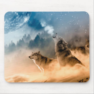 Zwei Wölfe heulen auf Vollmond im Wald Mousepad