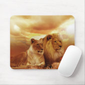 Zwei wunderschöne Löwen, die sich im Grünen befind Mousepad (Mit Mouse)