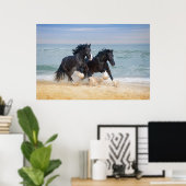Zwei wunderschöne Schienpferde am Strand Poster (Heimbüro)
