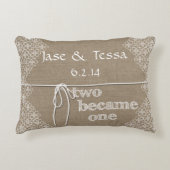 Zwei wurden eine Hochzeit Dekokissen (Vorderseite)