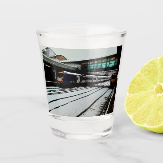 Zwei Züge unter der Brücke Schnapsglas (Vorderseite)
