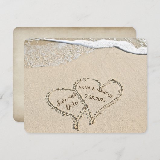 Zweierherzen am Strand, die auf Sand Save the Date (Vorne/Hinten)
