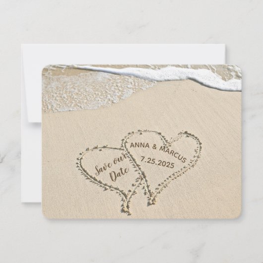 Zweierherzen am Strand, die auf Sand Save the Date (Vorderseite)