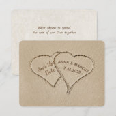 Zweierherzen am Strand, die auf Sand Save the Date (Vorne/Hinten)