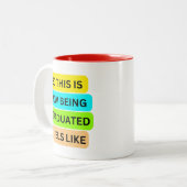 Zweifarbige rote Tasse SO_THIS_IS_HOW_BEING_GRADUA (Vorderseite Links)