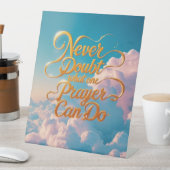 Zweifle nie daran, was ein Gebet tun kann Sockelschild (In Situ)