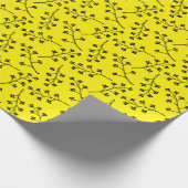 Zweig aus schwarzer Pflanze auf Gelb Geschenkpapier (Ecke)