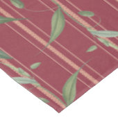 Zweig mit Blättern auf roter Tapete Tischdecke (Schrägansicht)