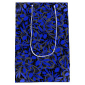 Zweige blauer Früchte auf Grau net.2tonesx4 Black Mittlere Geschenktüte (Rückseite)