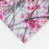 Zweige und Blüten eines Kirchenbaumes Fleecedecke (Ecke)