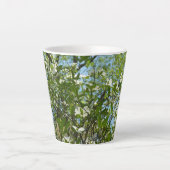 Zweige von Dogwood-Blüten Frühlingsbäume Milchtasse (Vorderseite)