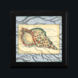 Zweige von Seashell und Bäumen Geschenkbox<br><div class="desc">Jennifer Goldberger verfügt über eine phantastische Kunstsammlung,  die die Edelsteine des Ozeans erfasst. In diesem schönen,  klassischen nautischen Bild ist diese Muschel das Hauptobjekt mit einzigartigen Baumzweigen im Hintergrund. Holen Sie sich dieses durchsichtige Bild auf Ihre Lieblingsprodukte heute!</div>
