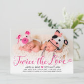 Zweimal die Liebe Twin Girls Pink Script Foto Birt Ankündigung (Stehend Vorderseite)