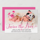 Zweimal die Liebe Twin Girls Pink Script Foto Birt Ankündigung (Vorne/Hinten)