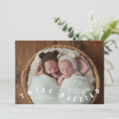 Zweimal gesegnete Typografie Geburtserklärung Ankündigung (Stehend Vorderseite)