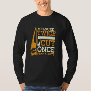 Zweimal messen, einmal schneiden, immer beten Heim T-Shirt