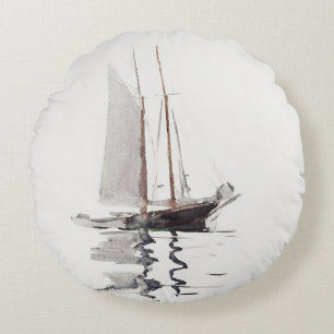 Zweimast-Schoner mit Dory von Winslow Homer Rundes Kissen