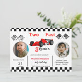 Zweitägige Rennfahrer mit zwei Jungen wachsen zwei Einladung (Stehend Vorderseite)