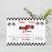 Zweitägige Rennfahrer mit zwei Jungen wachsen zwei Einladung (Stehend Vorderseite)