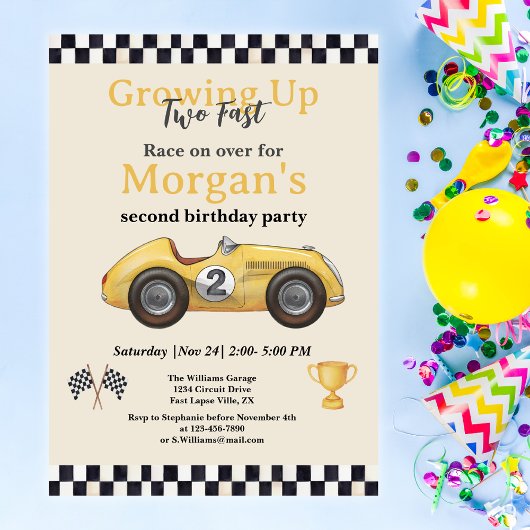Zweites Kind von zwei schnellen gelben Rennwagen Einladung