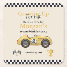 Zweites Kind von zwei schnellen gelben Rennwagen