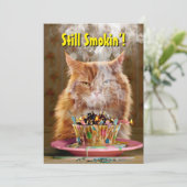 Zwergkatzenkatze mit geschmolzenem Geburtstagskuch Einladung (Stehend Vorderseite)