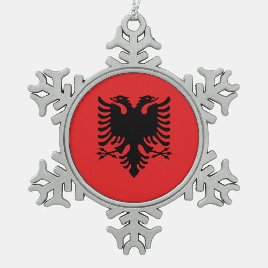 Zwergschneeflocken mit Albanienflagge Schneeflocken Zinn-Ornament (Vorderseite)