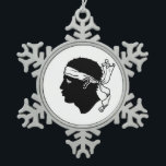 Zwergschneeflocken mit Korsika-Flagge Schneeflocken Zinn-Ornament<br><div class="desc">Feiern Sie die Urlaubssaison mit korsischem Stolz mit unserem Schneeflocken mit der Flagge von Korsika! Dieses Ornament ist mit festlichem Geist und regionalem Stolz gestaltet und ist mehr als nur eine Dekoration; es ist eine Hommage an das korsische Erbe und die kulturelle Identität. Das Moor's Head Emblem ist elegant auf...</div>