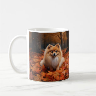 Zwergspitz in herbstlichen fallenden Blättern insp Kaffeetasse