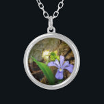 Zwergzwerg Iris lila weiße Blume Versilberte Kette<br><div class="desc">Zwerg Iris am Arrowhad-See Foto von Sandy Closs beim Wandern im Mai. Schöne,  farbenfrohe Blaue lila Wilde Iris,  die in den Wäldern nahe diesem klaren,  blauen Nordgeorgiensee wächst. Blume,  Blumen,  Wildblumen,  Hochzeit,  Beileid,  Geburtstag,  "Muttertag" Party Lavendel Weiß</div>