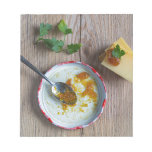 Zwiebel‑Ananas‑Chutney auf rustikalem Holz Notizblock