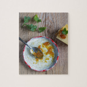 Zwiebel-Ananas-Chutney auf rustikalem Holz Puzzle