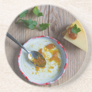 Zwiebel-Ananas-Chutney auf rustikalem Holz Untersetzer
