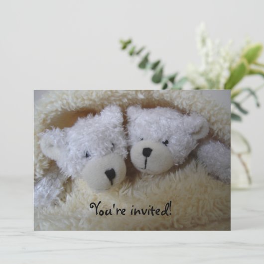 Zwilling trägt Babypartyeinladung Einladung (Stehend Vorderseite)