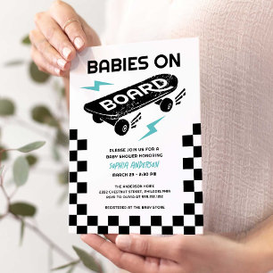 Zwillinge Babys auf dem Skateboard zur Babyparty Einladung