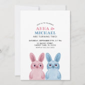 Zwillinge Geburtstag mit blauen und rosa Kaninchen Einladung (Vorderseite)