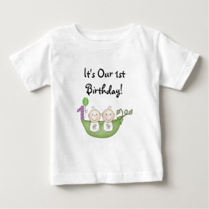 Zwillings-Erbsen in einem Hülsen-ersten Geburtsta Baby T-shirt