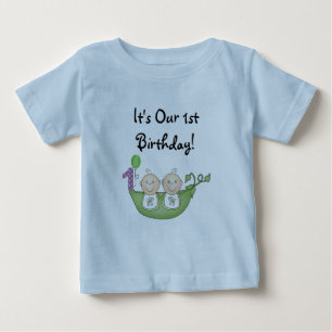 Zwillings-Erbsen in einem Hülsen-ersten Geburtsta Baby T-shirt