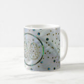 Zwillings-Tierkreis-Goldohrschnecke auf Kaffeetasse (VorderseiteRechts)