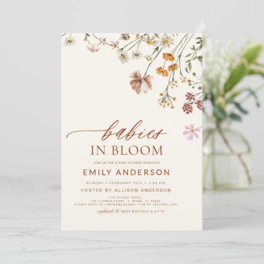 Zwillingsbabys mit Wildblume in Bloom Baby Shower Einladung (Stehend Vorderseite)