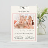 Zwillingsgeburt eines Mädchens Einladung (Stehend Vorderseite)