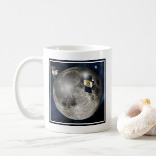Zwillingsgras-Raumsonde, die den Mond umkreisen. Kaffeetasse