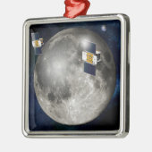 Zwillingsgras-Raumsonde, die den Mond umkreisen. Ornament Aus Metall (Links)